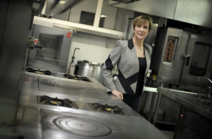 Dominique Loiseau, épouse du chef français Bernard Loiseau disparu en 2003, dans les cuisines du restaurant trois étoiles "Relais Bernard Loiseau", le 18 juin 2008 à Saulieu, en Côte d'Or