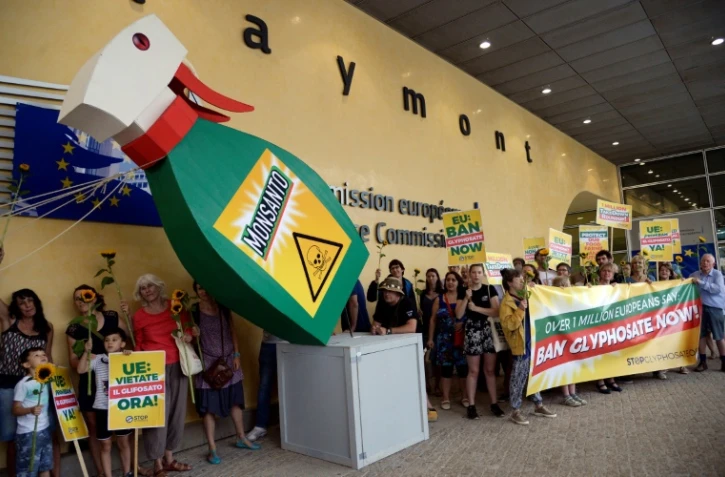 Des activistes manifestent le 19 juillet 2017 devant les locaux de la Commission européenne à Bruxelles, pour réclamer une interdiction du glyphosate   