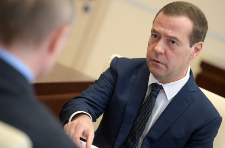 Le Premier ministre russe Dmitri Medvedev, lors d'un entretien avec le président russe Vladimir Poutine, dans la résidence présidentielle de Novo-Ogaryovo, près de Moscou, le 17 avril 2017