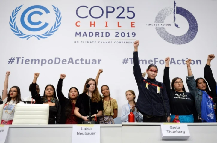 Conférence de presse de jeunes militants pour le climat, dont la Suédoise Greta Thunberg (4eD) et l'Allemande  Luisa Neubauer (6eD) à propos de la COP25, à Madrid le 9 décembre 2019