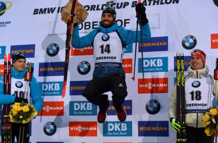 Le bonheur de Martin Fourcade (c), vainqueur du 10 km sprint d'Oberhof devant Emilien Jacquelin (g) et Johannes KĂĽhn, le 10 janvier 2020
