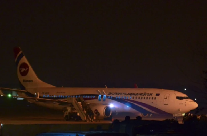 Un avion en partance du Bangladesh à destination de Dubai qui a fait l'objet d'une tentative de détournement, stationnée sur l'aéroport de Chittatong au Bangladesh le 24 février 2019