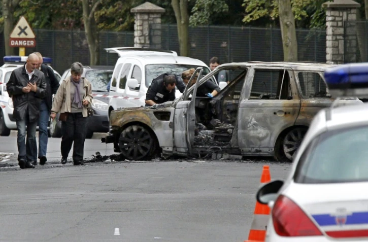 Des enquêteurs  le 21 septembre 2011 à Orly après le braquage d'un dépôt de fonds