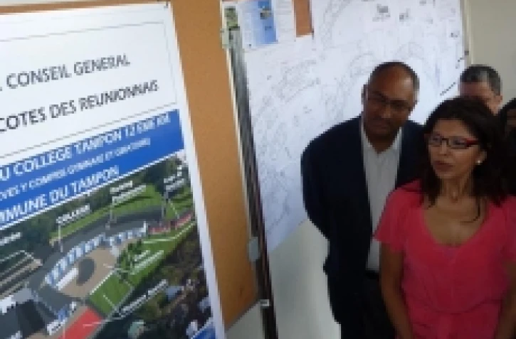 Mercredi 7 septembre 2011 - Le Tampon - Pose de la première pierre du collège du 12e Km