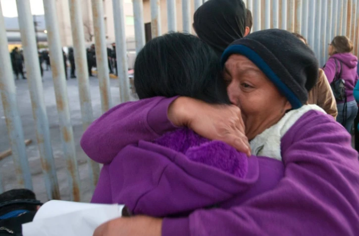 Des proches de prisonniers se rassemblent le 11 février 2016 près de la prison de Topo Chico, à Monterrey, dans le nord-est du Mexique