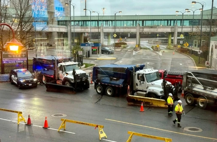Des véhicules bloquant côté canadien l'accès à la frontière sur le pont Rainbow Bridge, à Niagara Falls, dans la province canadienne de l'Ontario, le 22 novembre 2023, après qu'une voiture eut explosé et fait un ou deux morts
