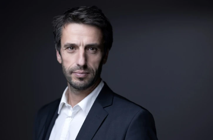 Le président du Comité d'organisation des Jeux olympiques et paralympiques de Paris 2024, Tony Estanguet, pose lors d'une séance photo au Palais Brongniart où il assiste à la sixième édition du Forum de Paris sur la paix, le 11 novembre 2023