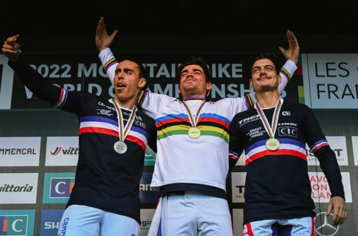Podium 100% français avec le vainqueur Loïc Bruni entouré de son dauphin Amaury Pierron et Loris Vergier (à droite) aux Mondiaux de VTT aux Gets, le 27 août 2022 