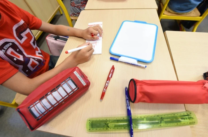 Les troubles de l'apprentissage apparaissent dès deux ou trois ans pour la dysphasie, vers la fin du CP pour la dyslexie, un peu plus tard pour la dysorthographie