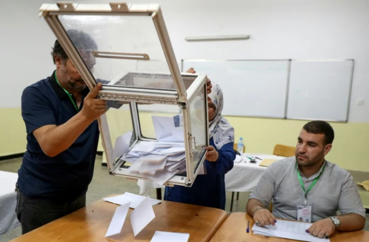 Dépouillement des bulletins de vote pour l'élection présidentielle en Algérie, le 7 septembre 2024 à Alger