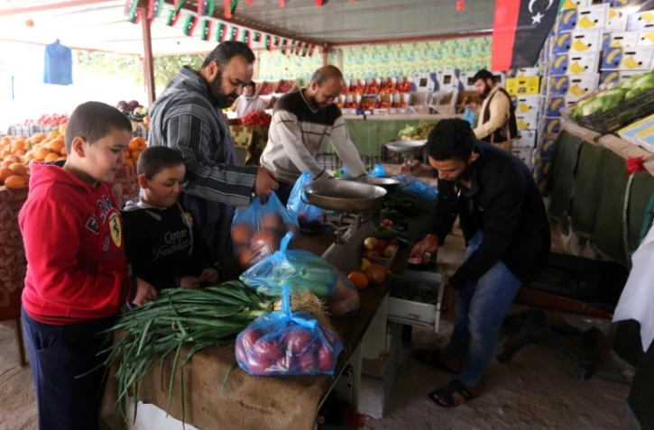 Les Libyens sortent à nouveau de chez eux pour faire leurs emplettes, le 29 février 2016 dans la ville de Sabrata, à l'ouest de la capitale Tripoli