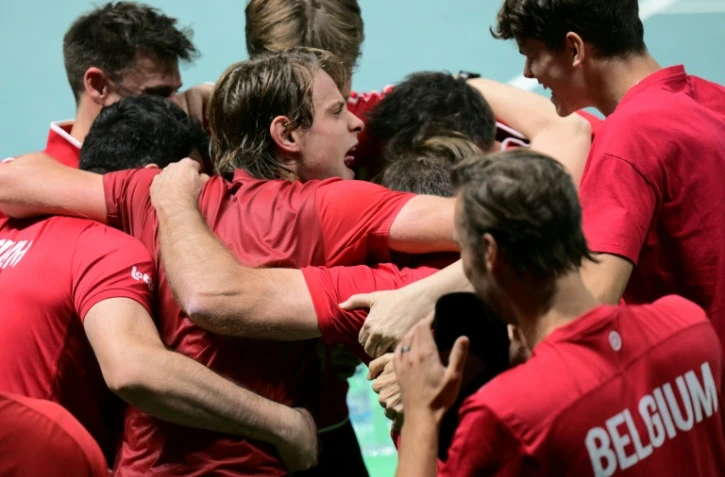 Les Belges savourent leur succès contre la France en Coupe Davis après le simple remporté par Zizou Bergs (au centre) face à Arthur Rinderknech, le 18 novembre 2025 à Bologne