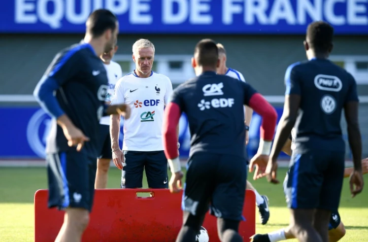 Le sélectionneur Didier Deschamps (2g) lors d'une séance d'entraînement de l'équipe de France à Clairefontaine, le 3 septembre 2016   