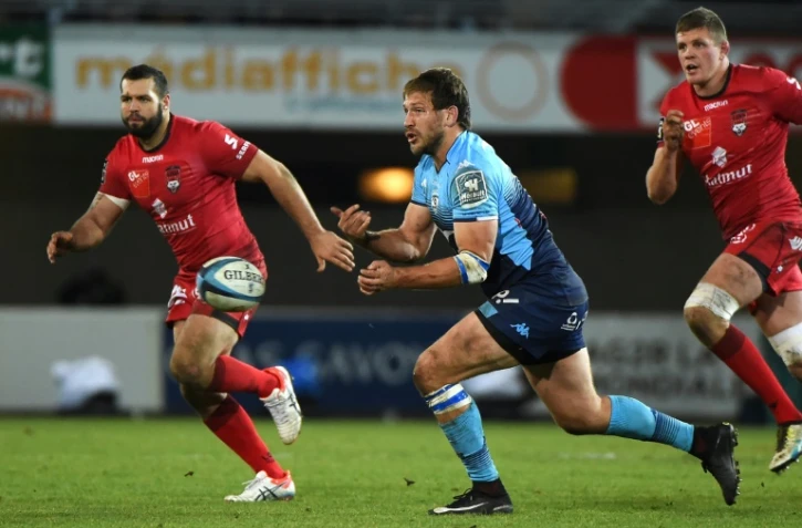 Le Sud-Africain de Montpellier François Steyn (c) passe le ballon lors du match contre Lyon à l'Altrad Stadium, le 23 décembre 2017