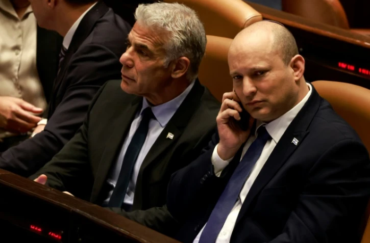 Le ministre israélien des Affaires étrangères Yair Lapid (à gauche) et le Premier ministre sortant Naftali Bennett, assistent à une réunion à la Knesset (arlement), à Jérusalem, le 30 juin 2022