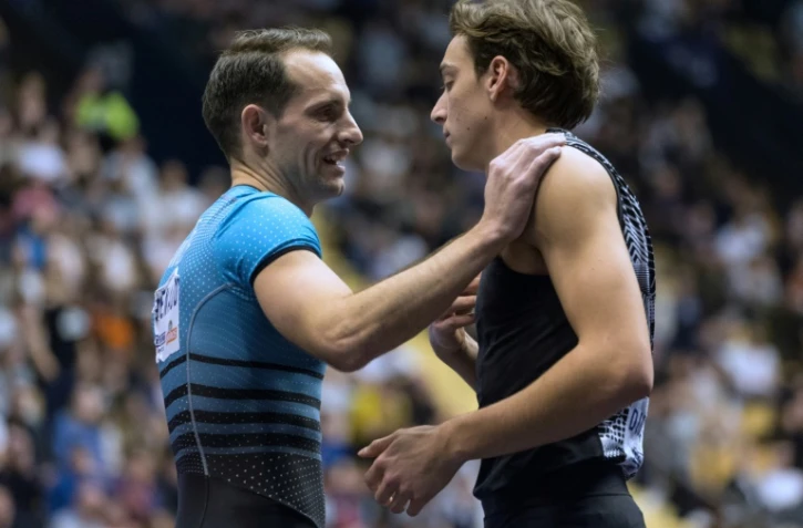 Le Suédois Armand Duplantis (d) et le Français Renaud Lavillenie pendant le All Star Perche le 23 février 2020 à la Maison des Sports à Clermont-Ferrand