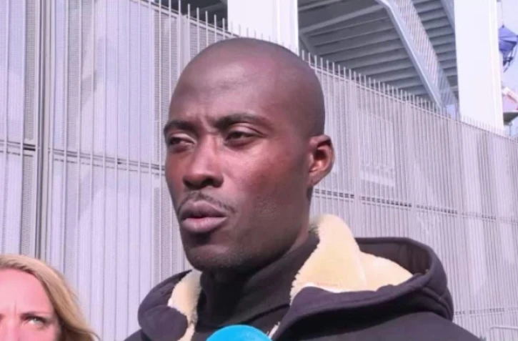 Image du rappeur Nick Conrad tirée d'une vidéo AFPTV du 28 septembre 2018, devant la Brigade de répression de la délinquance contre la personne à Paris