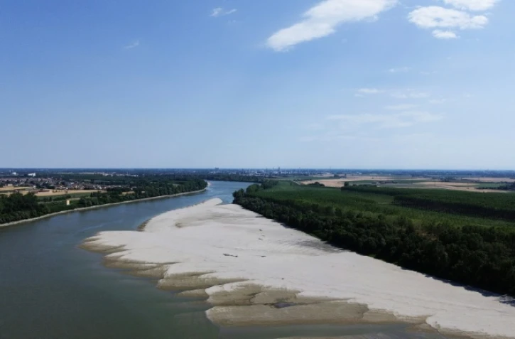 Vue aérienne d'un banc de sable sur le fleuve Pô à Pontelagoscuro, dans le nord-est de l'Italie, le 25 juin 2026