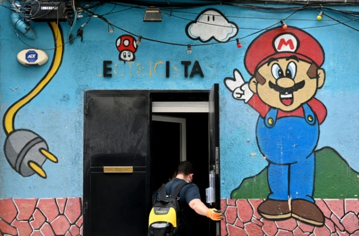 Un homme ouvre son magasin de matériel électrique à Madrid le 4 mai 2020, pour la première fois depuis près de 50 jours