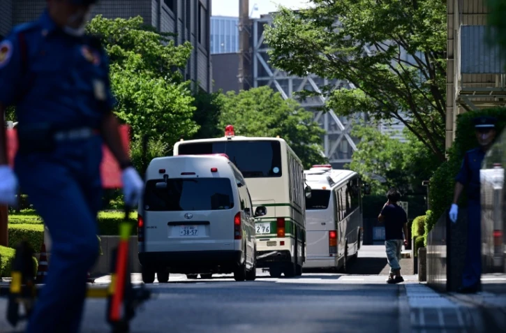 Un bus supposé transporter Michael Taylor et son fils Peter arrive au tribunal de Tokyo, le 19 juillet 2021 