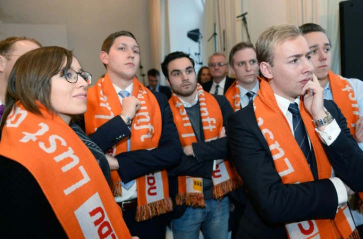 Des militants de la CDU témoignent de leur déception après la débâcle du parti de Angela Merkel lors des élections régionales, le 13 mars 2016 à Stuttgart