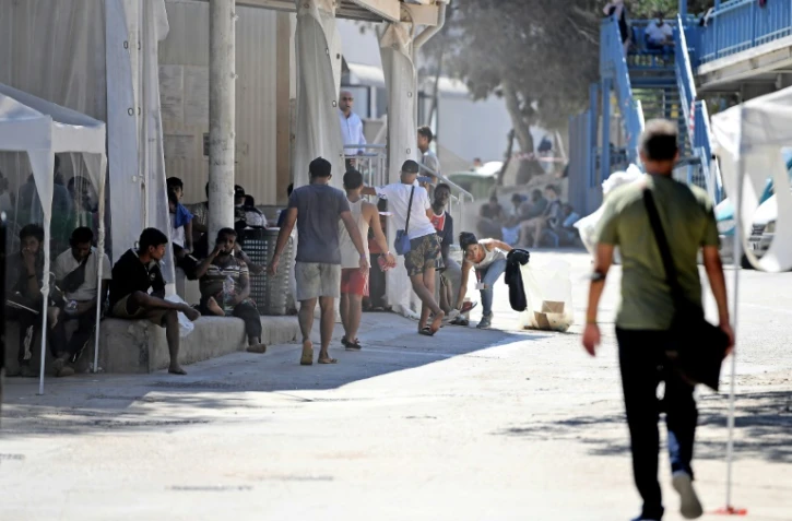 Des migrants dans le centre d'accueil de l'île italienne de Lampedusa le 4 août 2022