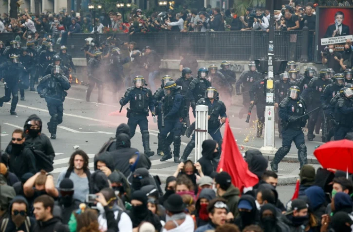 Heurts entre policiers et manifestants contre la loi travail, le 15 septembre 2016 à Paris