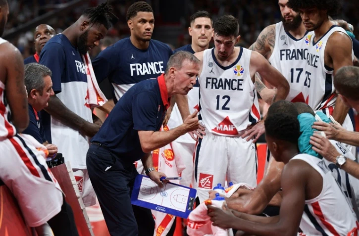 Le sélectionneur de l'équipe de France, Vincent Collet (c), donne ses directives lors du match de phase de groupes du Mondial face à l'Allemagne, à Shenzhen en Chine, le 1er septembre 2019