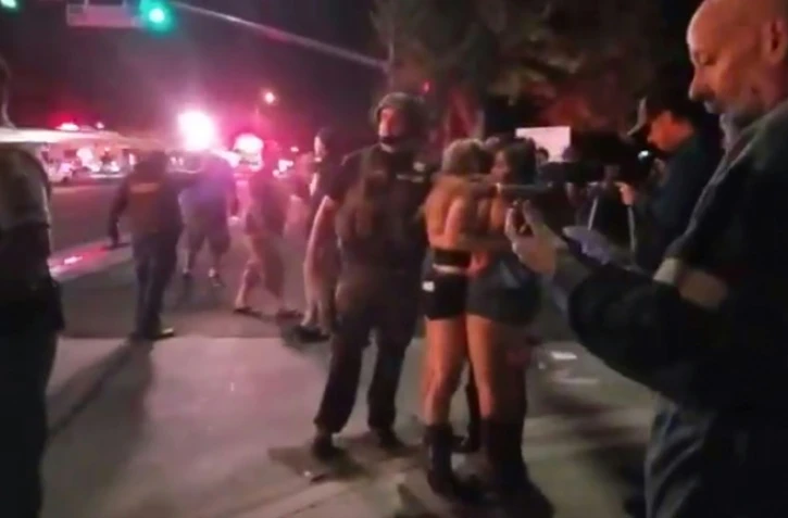 Des gens rassemblés à proximité d'un bar de Thousand Oaks, dans la banlieue de Los Angeles, après une fusillade, sur une photo extraite d'une video obtenue par le compte Twitter de Jeremy Childs le 8 novembre 2018