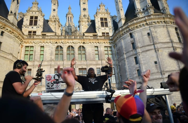 Le DJ britannique Carl Cox mixe dans les jardins du château de Chambord, le 16 juillet 2018