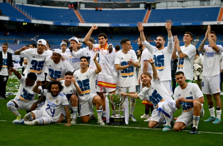 Les joueurs du Real Madrid célèbrent le 35e titre de champion d'Espagne du club, après leur victoire, 4-0 face à l'Espanyol Barcelone, lors de la 34e journée de LaLiga, le 30 avril 2022 au Stade Santiago Bernabeu