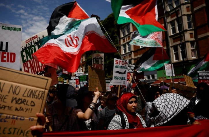 Des manifestants défilent en soutien aux Palestiniens à Gaza et contre la guerre entre l'Iran et Israël, le 21 juin 2025 à Londres