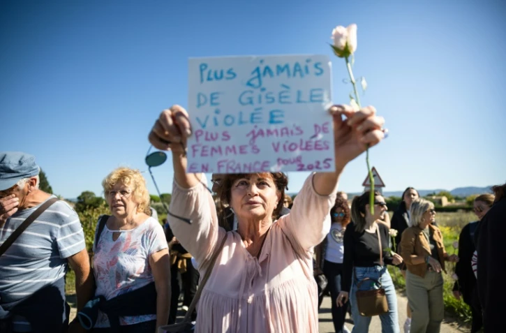 Lors d'une marche à Mazan (Vaucluse) pour soutenir Gisèle Pélicot et protester contre les violences faites aux femmes, le 5 octobre 2024