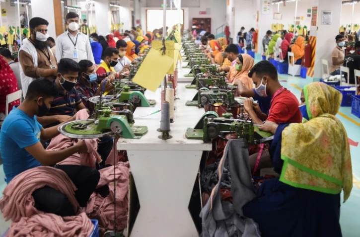 Dans une usine de vêtements à Gazipur, au Bangladesh, le 15 mars 2021