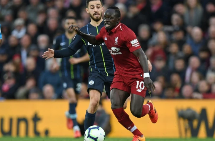 Le milieu de Manchester City Bernardo Silva poursuit Sadio Mané de Liverpool lors du match aller entre les deux équipes à Anfield, le 7 octobre 2018