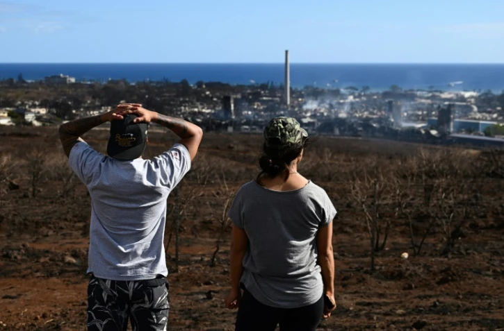 Des habitants regardent la ville de Lahaina, dévastée par un incendie, à Hawaï le 11 août 2023