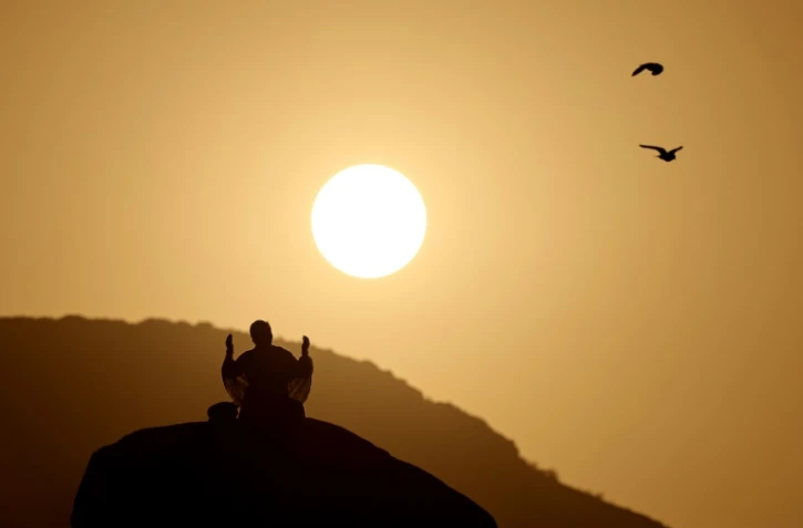 Un pèlerin musulman prie à l'aube au Mont Arafat, près de La Mecque, en Arabie saoudite, le 15 juin 2024