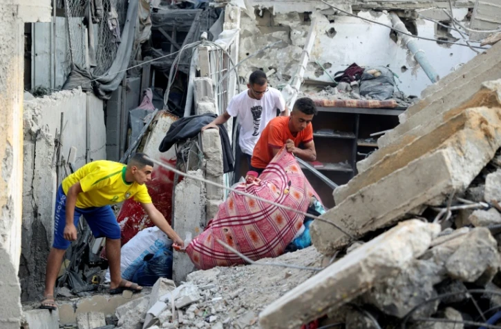 Palestiniens dans les décombres de leur maison après une frappe israélienne sur Rafah, dans le sud de la bande de Gaza, le 7 août 2022