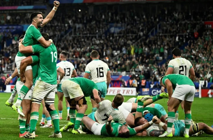 La joie des Irlandais dont le demi de mêlée Conor Murray (g) après la victoire contre l'Afrique du Sud, le 23 septembre 2023 au Stade de France