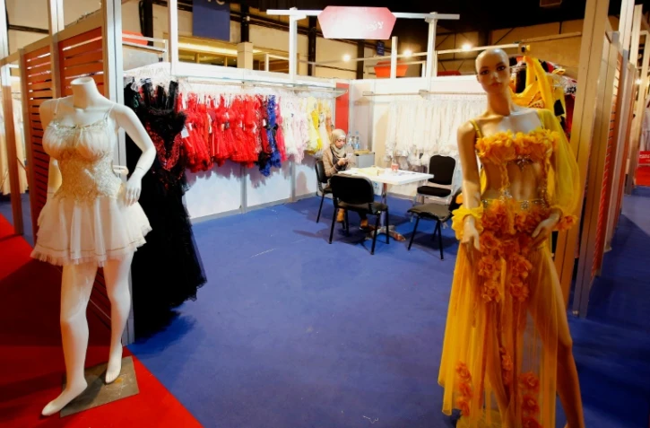 Des vêtements fabriqués à partir de textile syrien, exposés à Beyrouth, le 20 janvier 2016