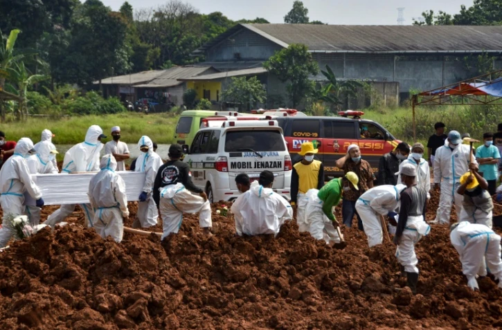 Enterrement de victimes du Covid-19 à Bekasi, dans l'ouest de l'île de Java, en Indonésie, le 7 juillet 2021