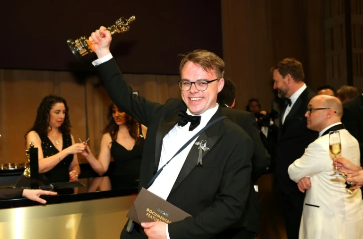 Pavel Talankine brandit son oscar obtenu pour le documentaire "Mr Nobody contre Poutine", le 15 mars 2026 à Hollywood, USA


Russian teacher Pavel Talankin hoists his Oscar for Best Documentary Feature Film for "Mr. Nobody Against Putin" at the 98th Annual Academy Awards Governors Ball at the Dolby Theatre in Hollywood, California on March 15, 2026. 