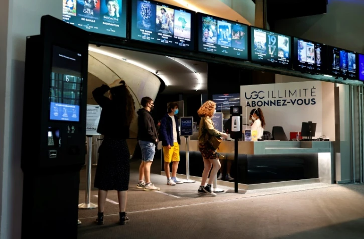 A l'entrée d'un cinéma à Paris, le 22 juin 2020