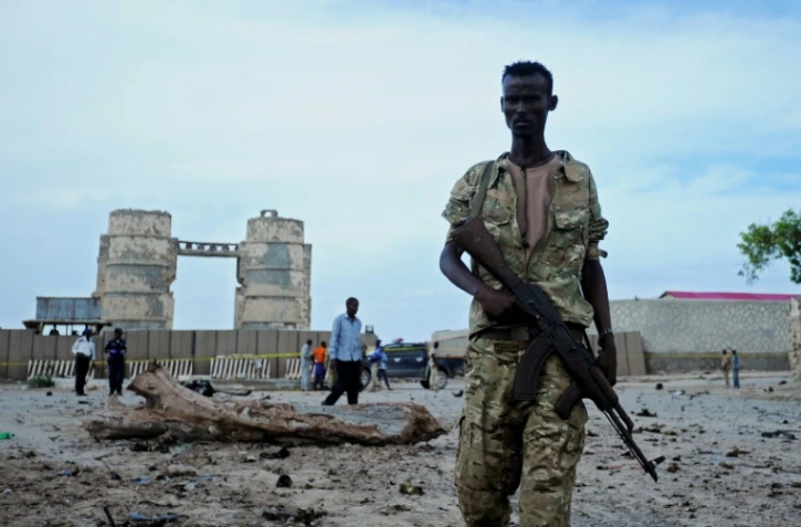 Un membre des forces de sécurité somaliennes près du site de l'attentat à Mogadiscio, le 9 mai 2016