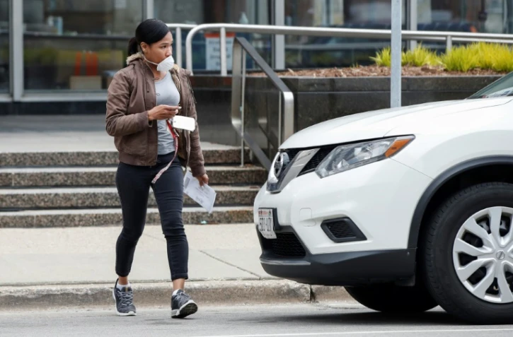 Une électrice du Wisconsin repart sans avoir pu déposer son bulletin de vote anticipé car le bureau était déjà fermé, le 6 avril 2020 à Milwaukee 