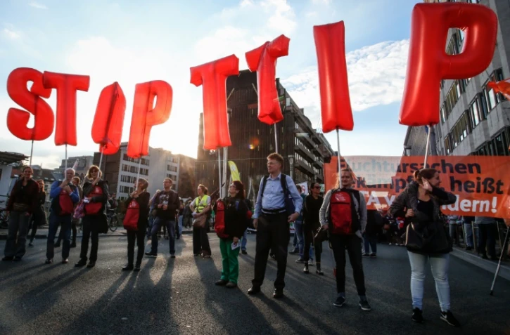 Des manifestants opposés au TTIP participent à une manifestation à Bruxelles, le 20 septembre 2016