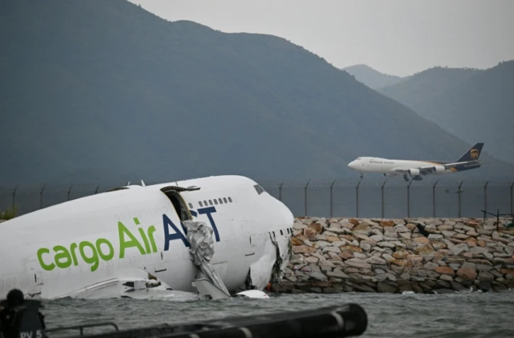 Un avion cargo Boeing dans l'eau après être sorti de piste lors de son atterrissage à l'aéroport international de Hong Kong, le 20 octobre 2025