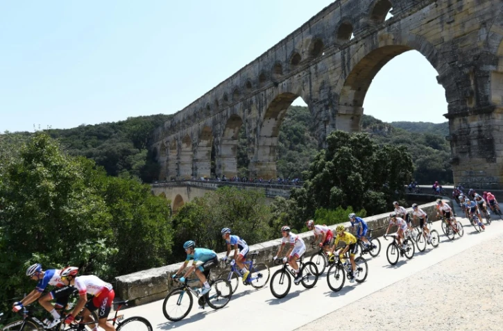 Les coureurs du Tour de France passe le long du Pont du Gard lors de la 16e étape, le 23 juillet 2019 près de Nîmes
