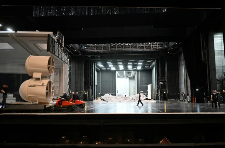 Vue du plateau et de l'arrière-scène de l'Opéra Bastille durant la mise en place de décors de La Bohème le 26 avril 2023.