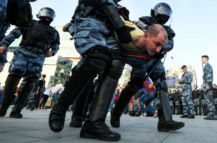 Arrestation d'un manifestant lors d'un rassemblement non autorisé de l'opposition à Moscou le 27 juillet 2019